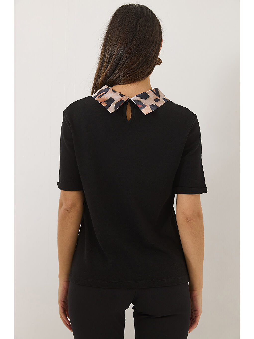 Siyah Kadın Leopar Desenli Taş Detaylı Saten Polo Yaka Kısa Kollu T-Shirt-4