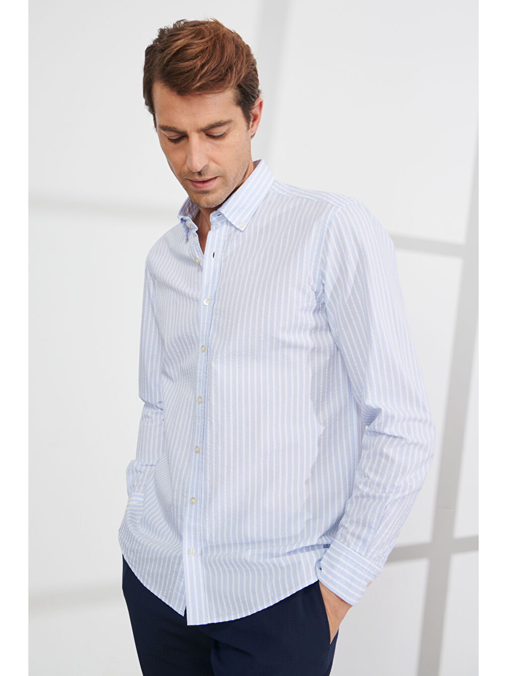 Erkek Mavi-Beyaz Slim Fit Dar Kesim Düğmeli Yaka %100 Pamuk Çizgili Gömlek-4