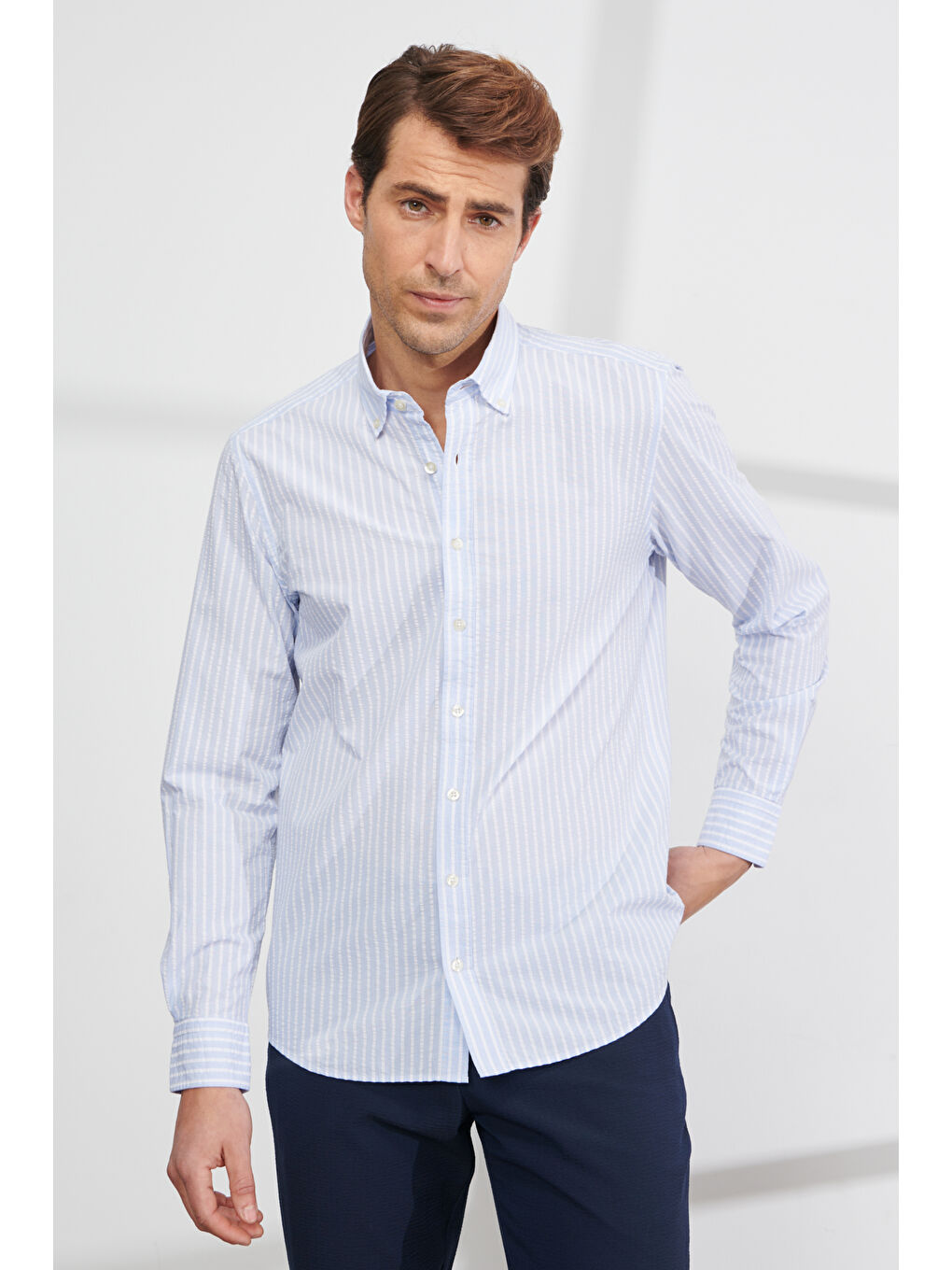 Erkek Mavi-Beyaz Slim Fit Dar Kesim Düğmeli Yaka %100 Pamuk Çizgili Gömlek-5