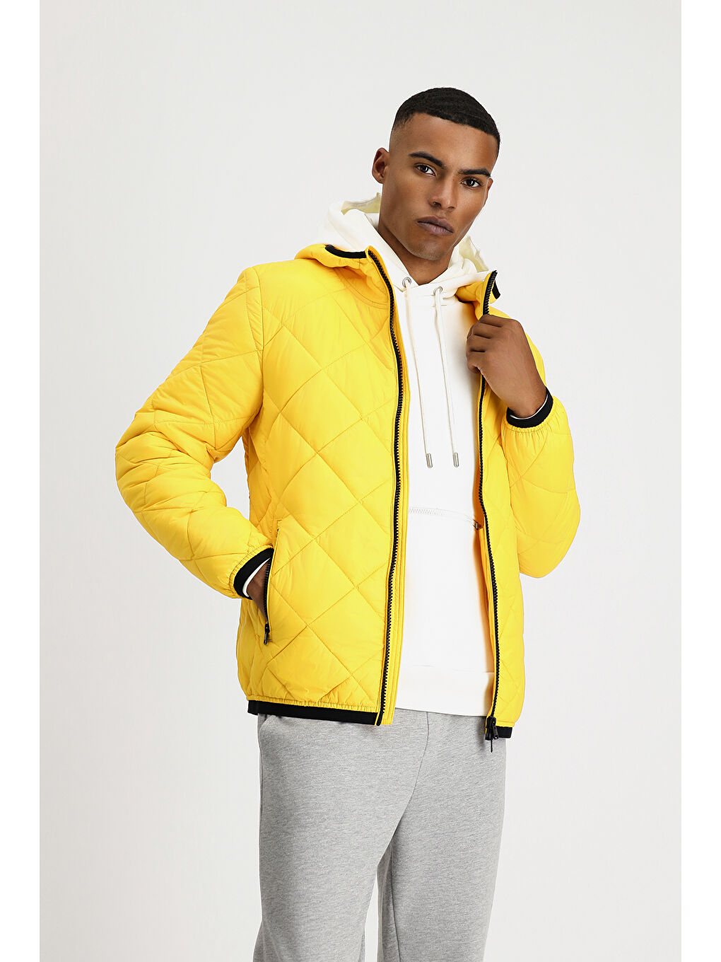 Sarı Kapüşonlu Kapitone Spor Şişme Mont-1