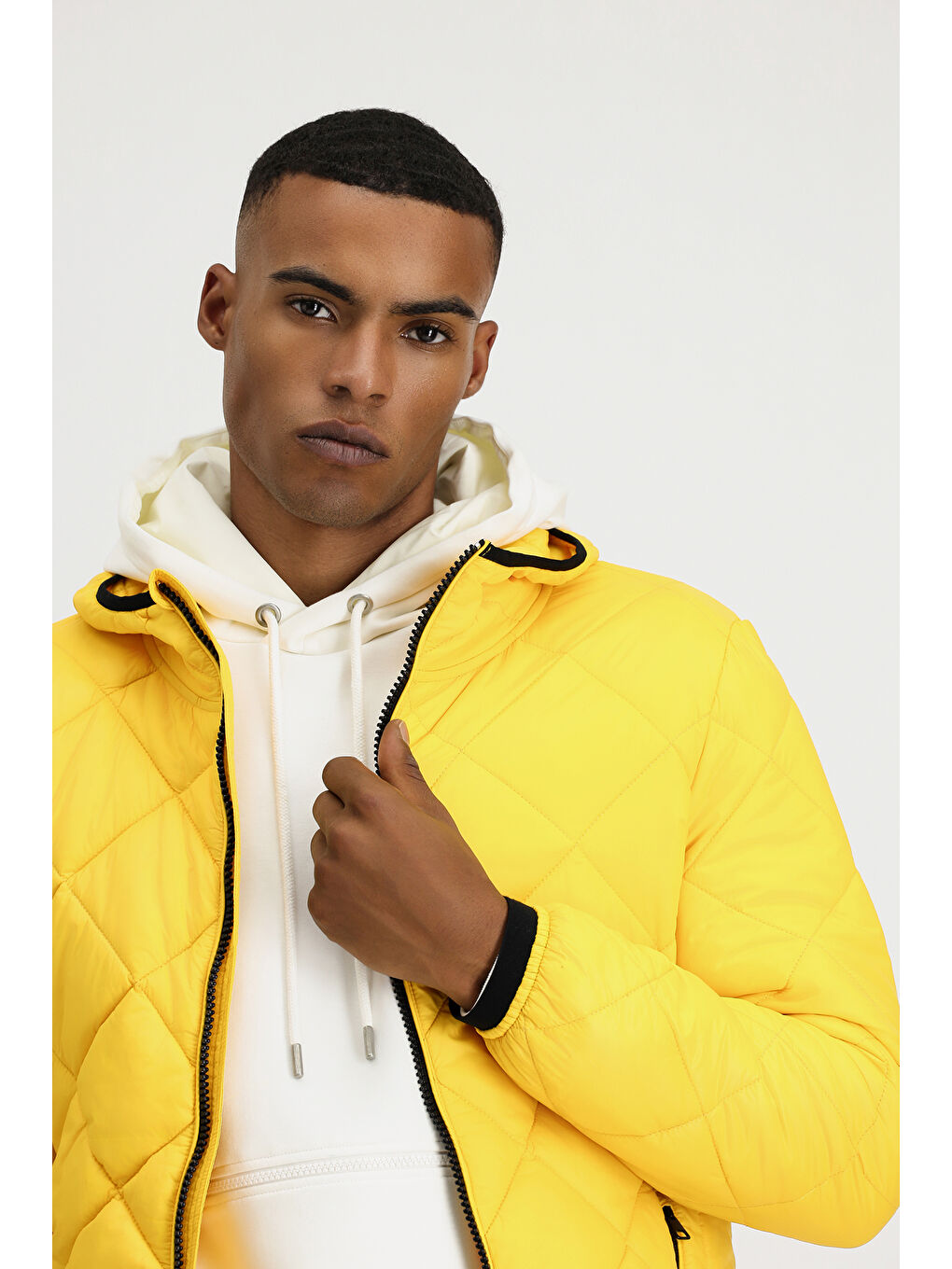 Sarı Kapüşonlu Kapitone Spor Şişme Mont-3