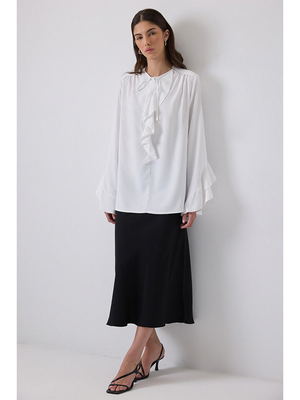 Beyaz Fırfır Detaylı Şifon Bluz-2