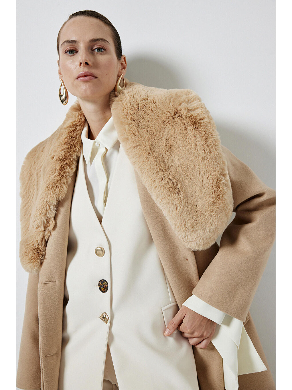 Bej Yakası Kürklü Kaşe Kaban