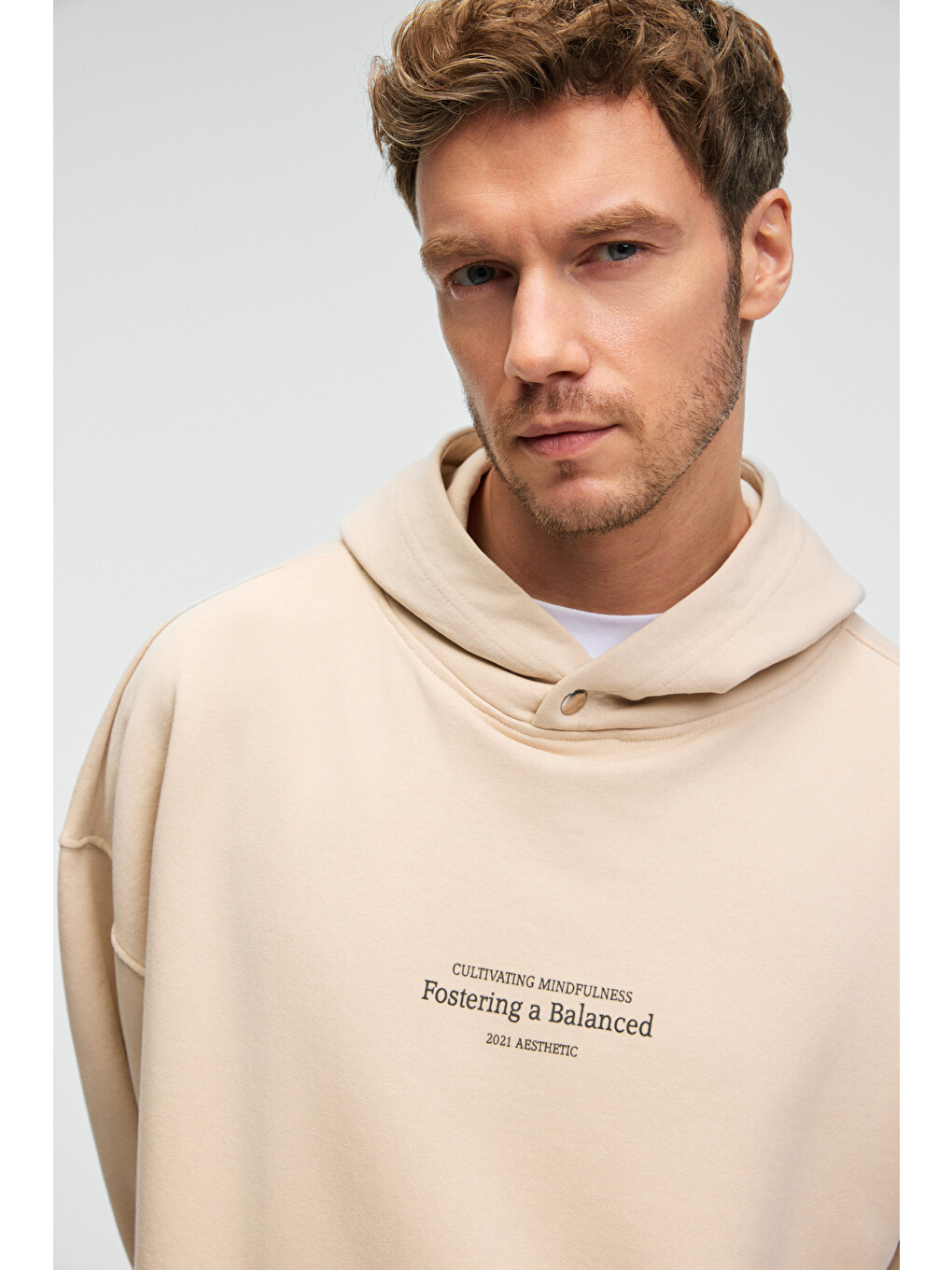 Ekru Clay Erkek %100 Pamuk Kapüşonlu Çıtçıtlı Baskılı Cebi Süs Etiketli Krem Sweatshirt-4