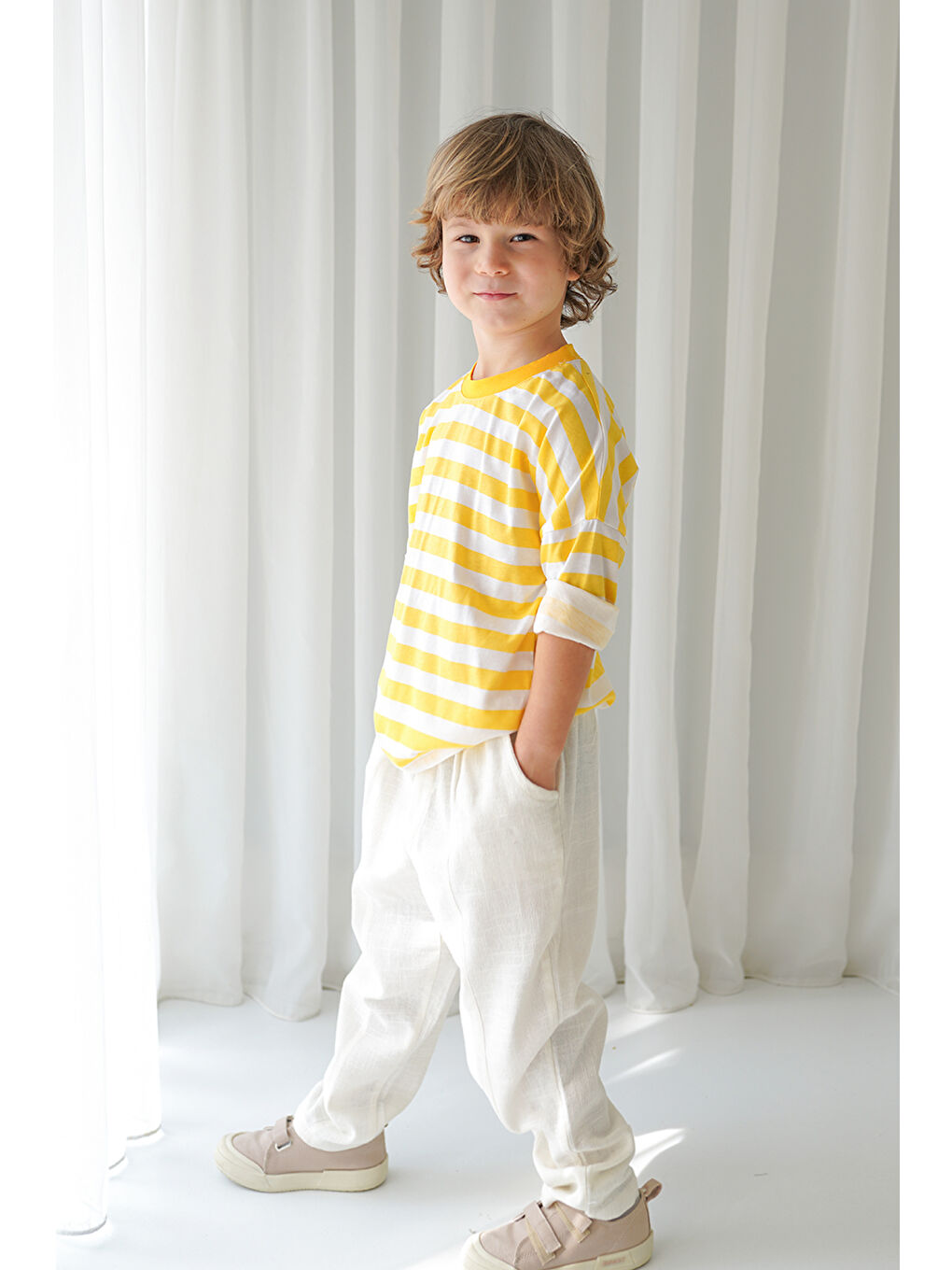 Lila Erkek Çocuk Ekru Keten Carrot Pantolon + Sarı Beyaz Çizgili Penye T-Shirt
