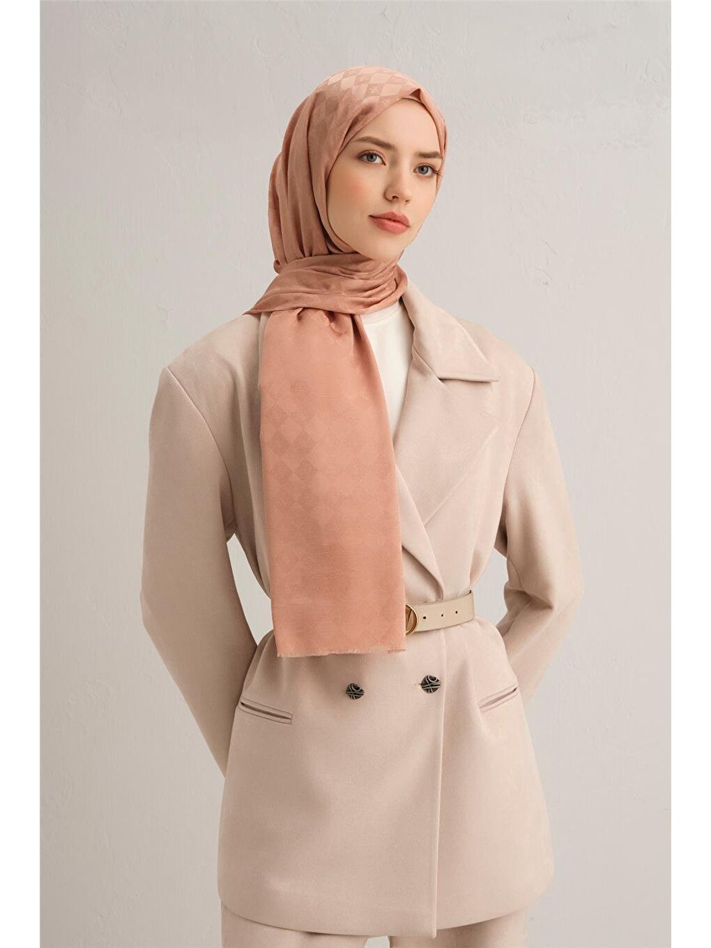 Bej Jakarlı İpek Pamuk Kare Monogram Şal 10694