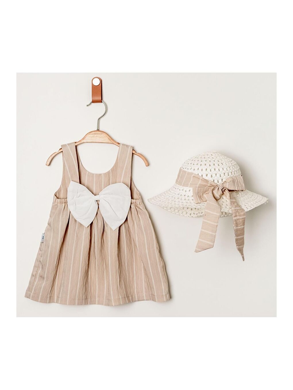 Bej Tatlı Çizgili Şapkalı Fiyonklu Kız Bebek Elbisesi-1
