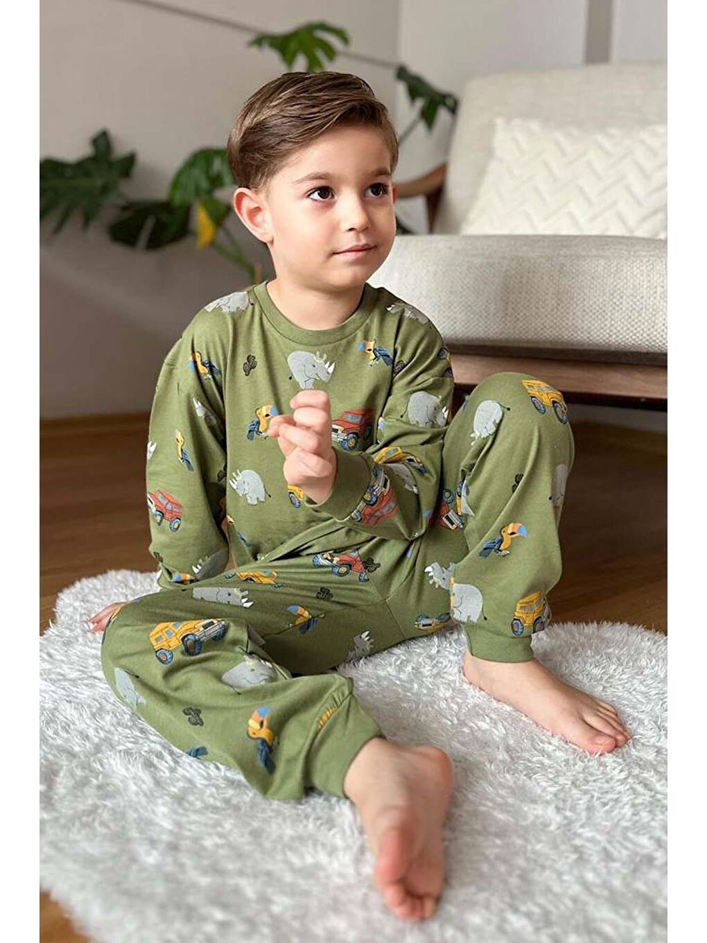 Erkek Çocuk Üzerinde Fil ve Papağan Digital Baskılı Yeşil Pijama Takımı-1