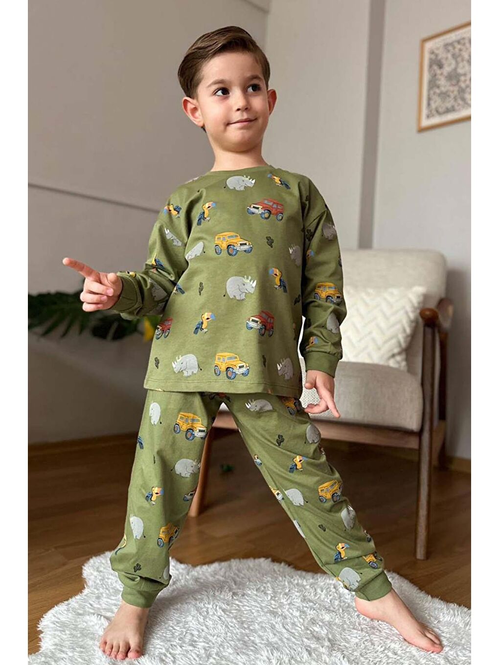 Erkek Çocuk Üzerinde Fil ve Papağan Digital Baskılı Yeşil Pijama Takımı-2