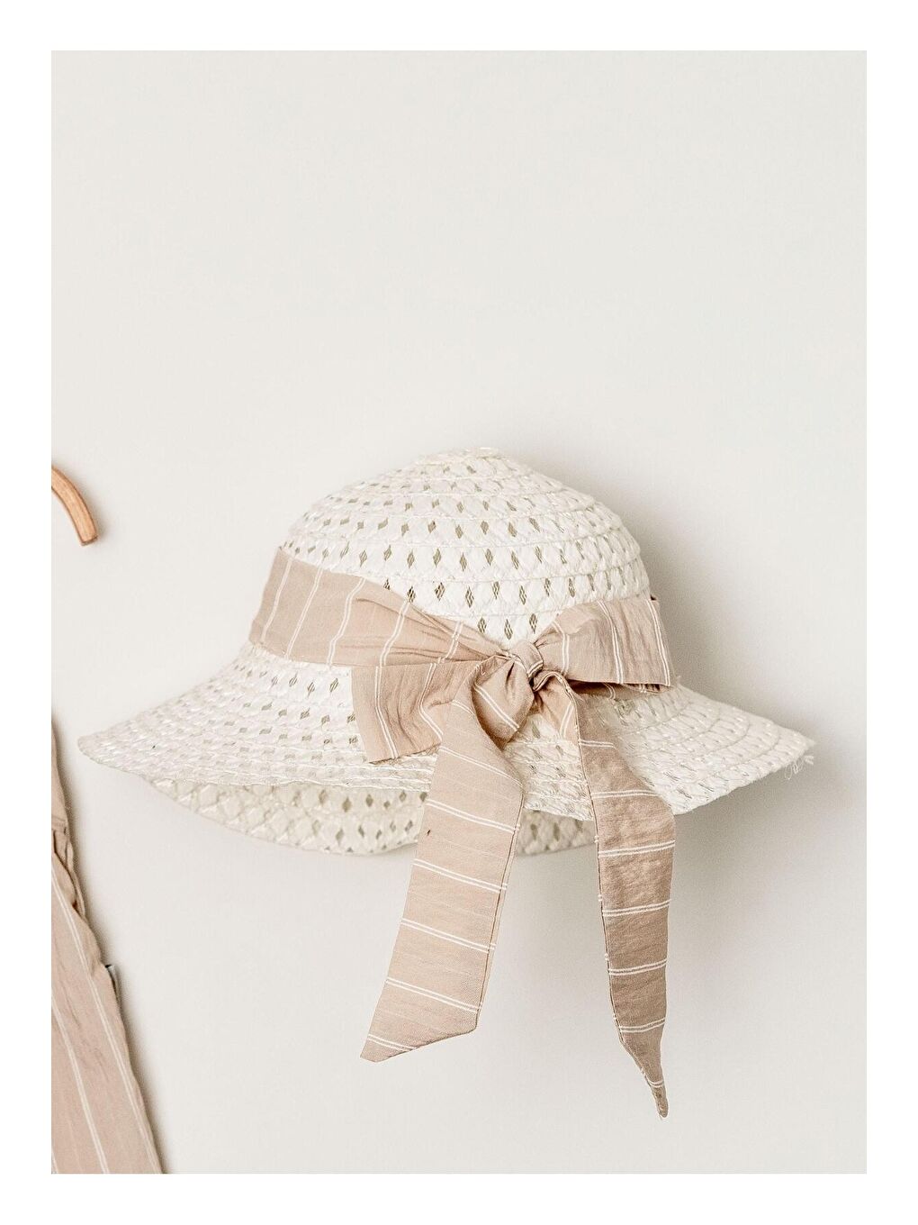 Bej Tatlı Çizgili Şapkalı Fiyonklu Kız Bebek Elbisesi-3