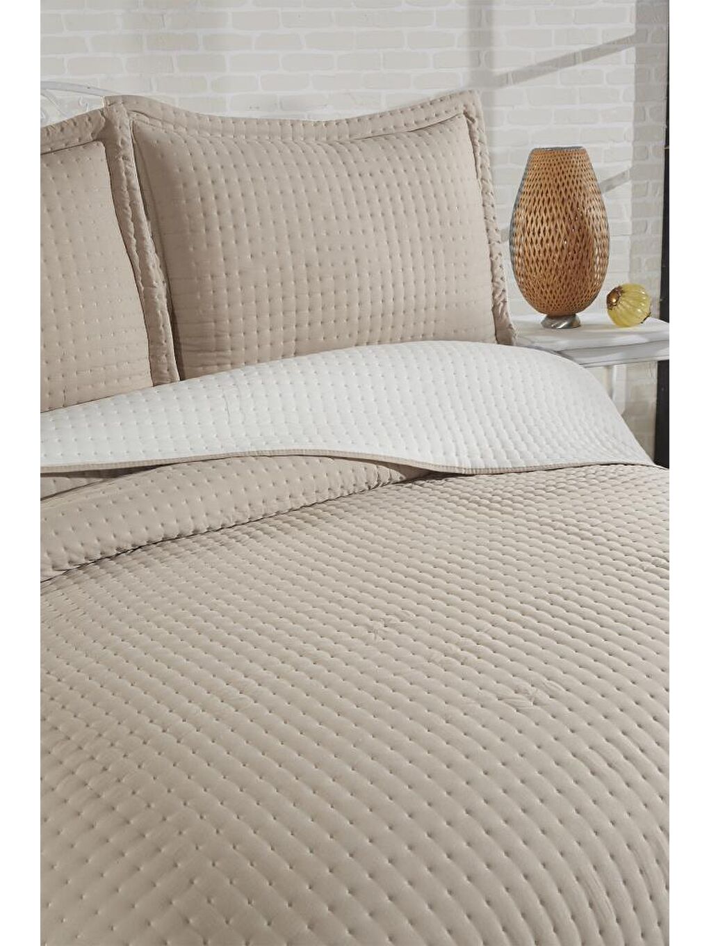 Elisa Dolgulu Çift Taraflı Çift Kişilik 240x260 Cm Yatak Örtüsü Bej-1