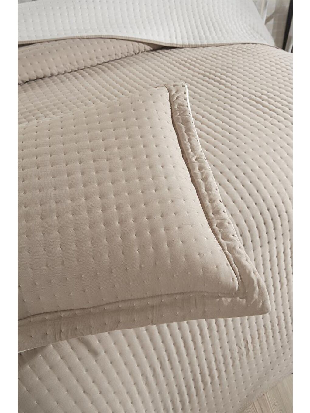 Elisa Dolgulu Çift Taraflı Çift Kişilik 240x260 Cm Yatak Örtüsü Bej-4