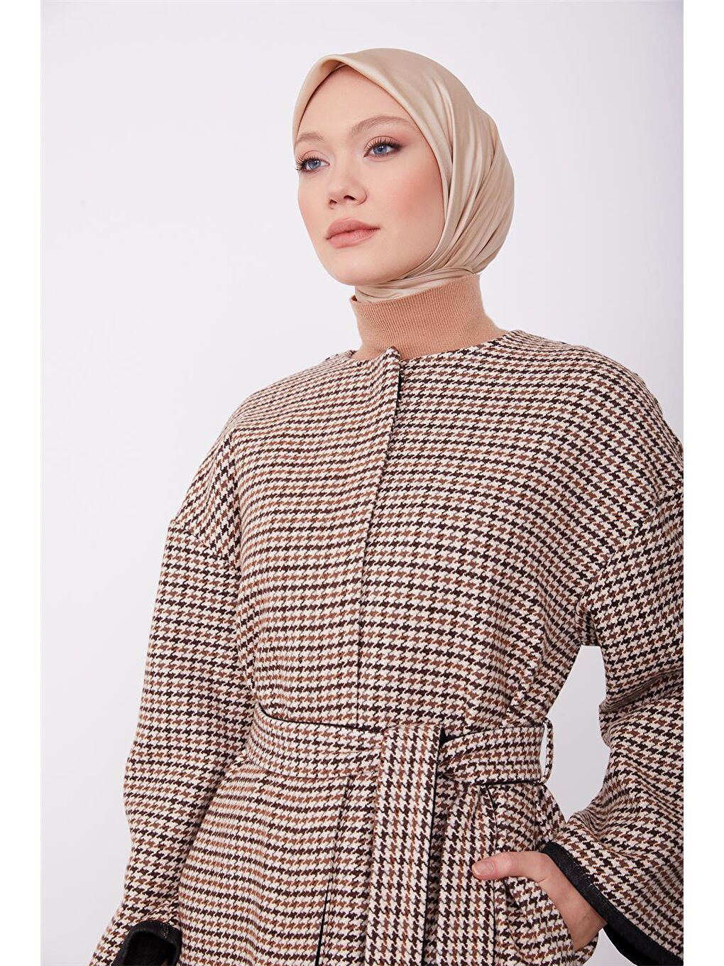 Bej İçi Düz Renkli Kazayağı Desenli Giyçık 23K5311