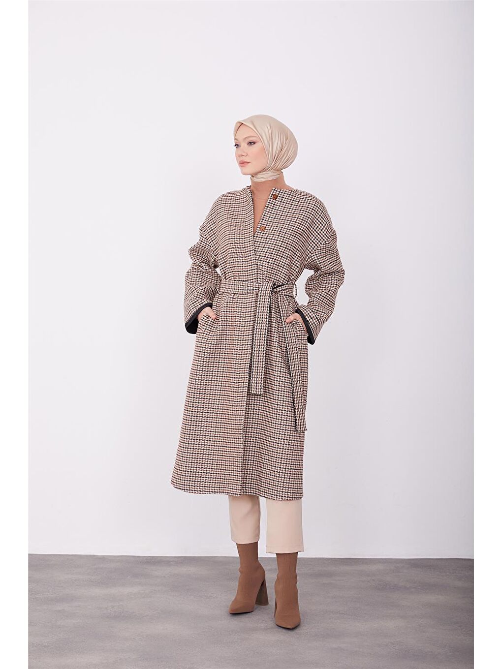 Bej İçi Düz Renkli Kazayağı Desenli Giyçık 23K5311-1