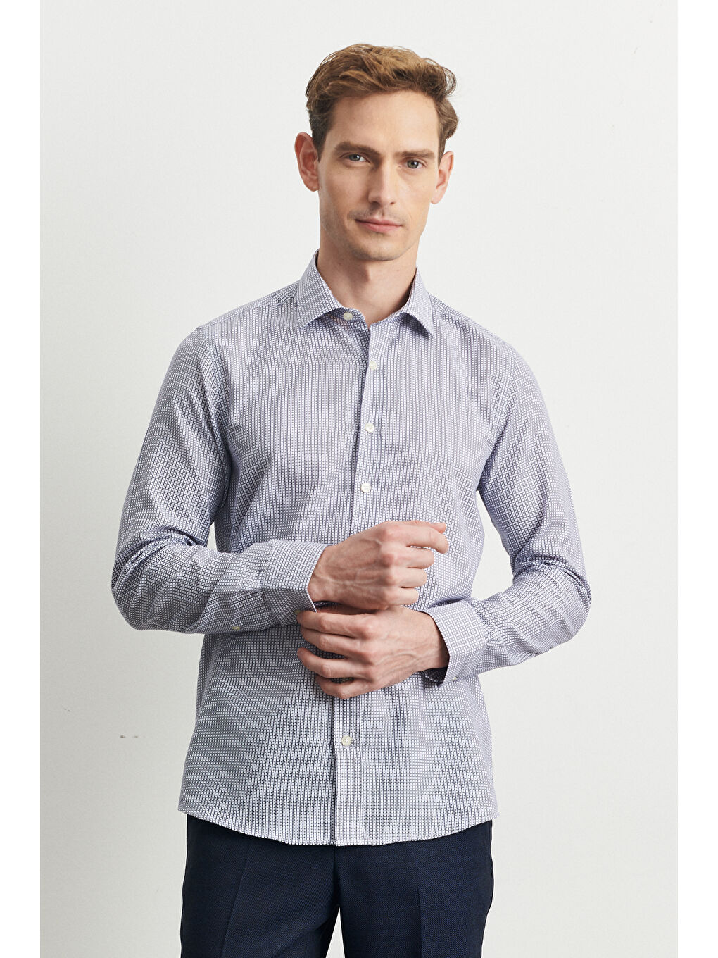 Erkek Beyaz-Lacivert Slim Fit Dar Kesim %100 Pamuk Klasik Yaka Armürlü Gömlek