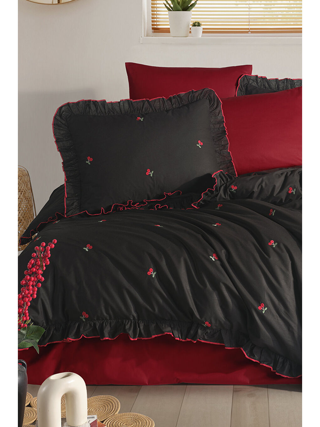 Siyah Ranforce %100 Pamuk Nakışlı Fırfırlı Nevresim Seti Leva V2-1
