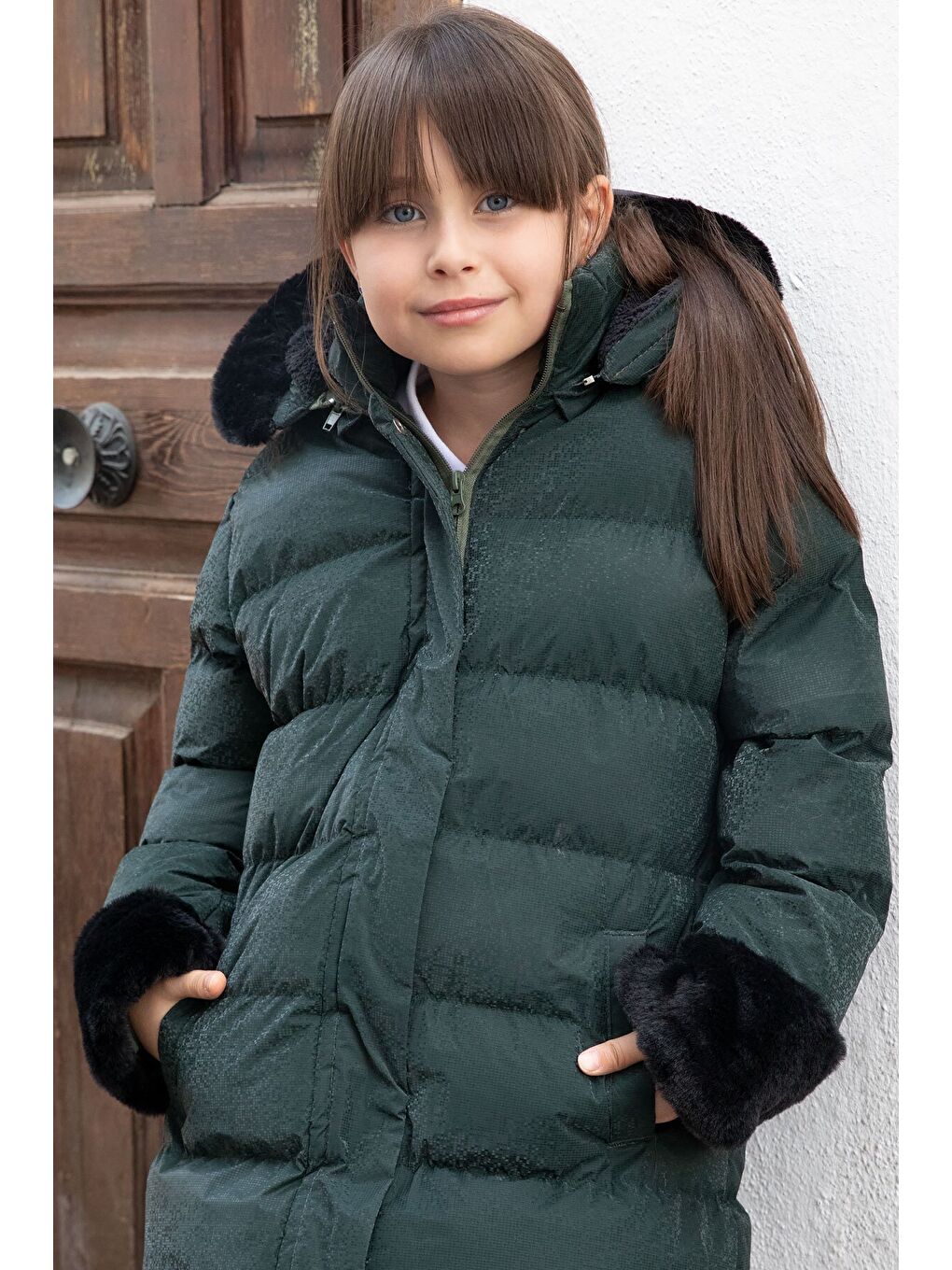 Yeşil Kolu Kürk Detaylı İçi Yünlü Kız Çocuk Kapüşonlu Şişme Mont 21333-1