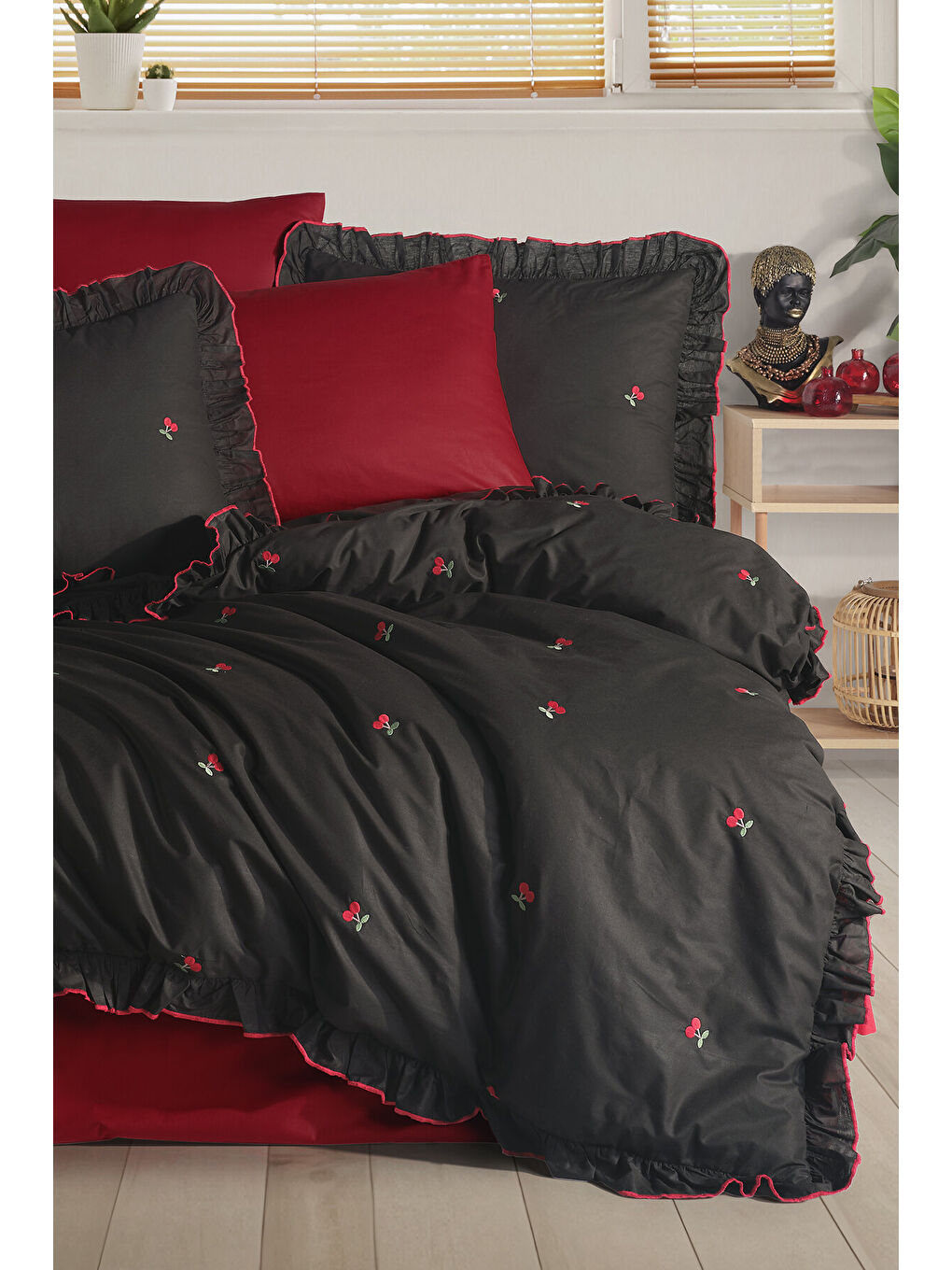 Siyah Ranforce %100 Pamuk Nakışlı Fırfırlı Nevresim Seti Leva V2-2