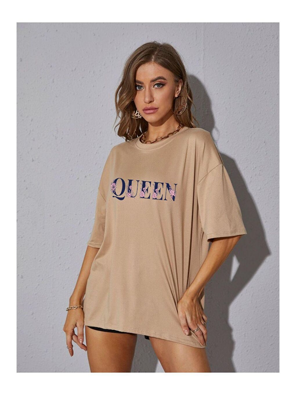 Trendseninle Vizon Kadın Vizon Oversize Çiçekli Queen Baskılı Tişört