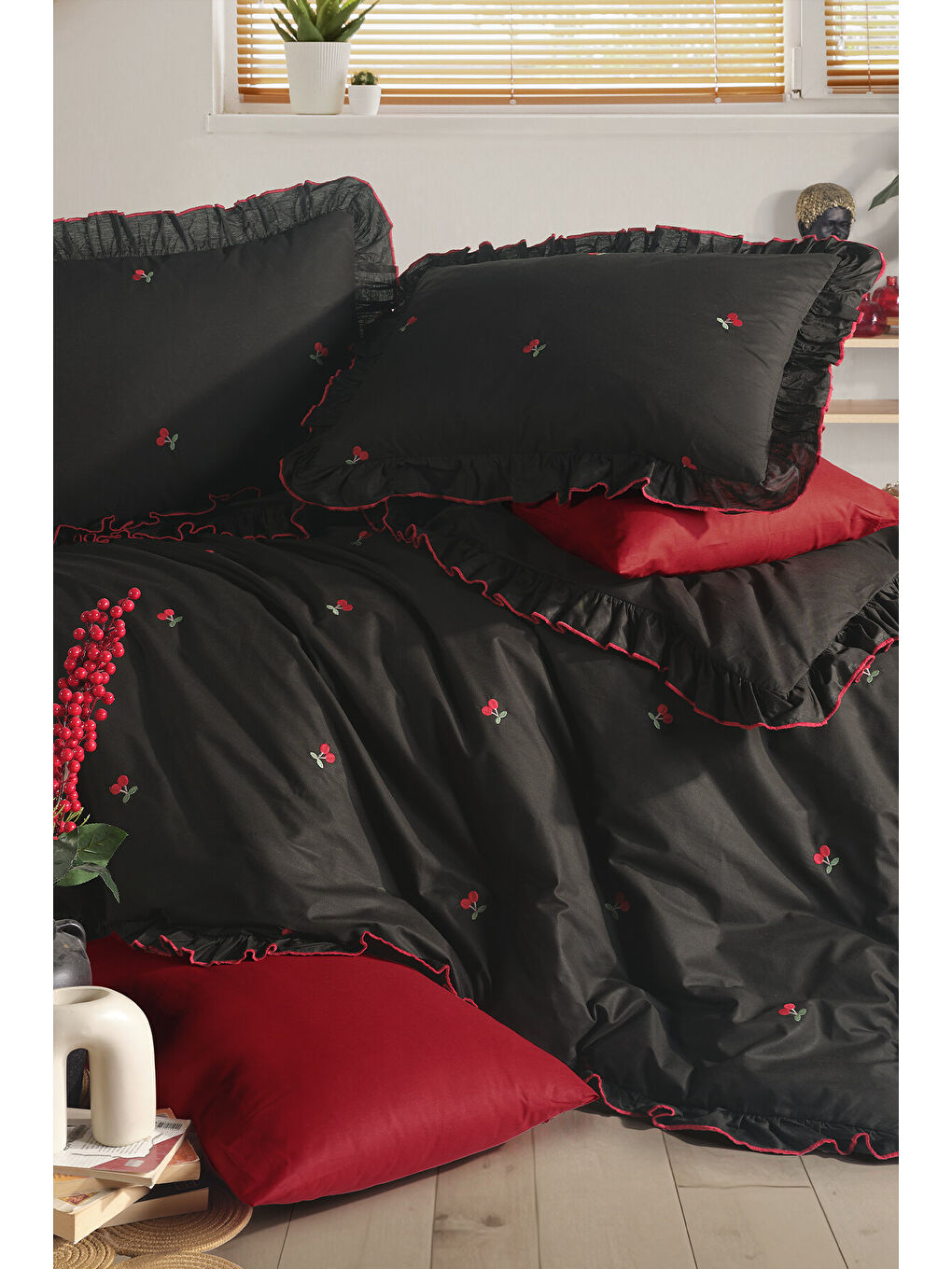 Siyah Ranforce %100 Pamuk Nakışlı Fırfırlı Nevresim Seti Leva V2-3