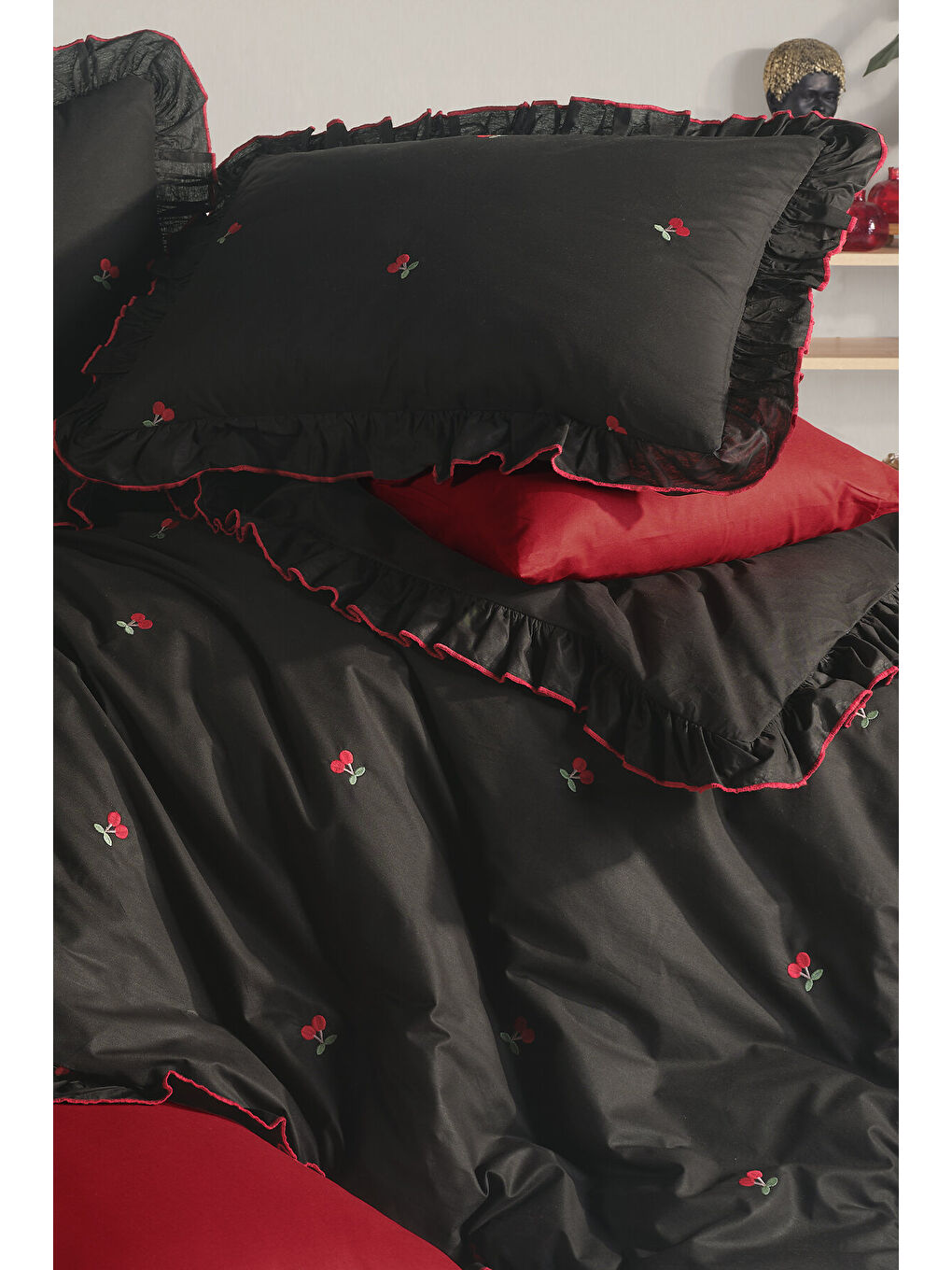 Siyah Ranforce %100 Pamuk Nakışlı Fırfırlı Nevresim Seti Leva V2-4