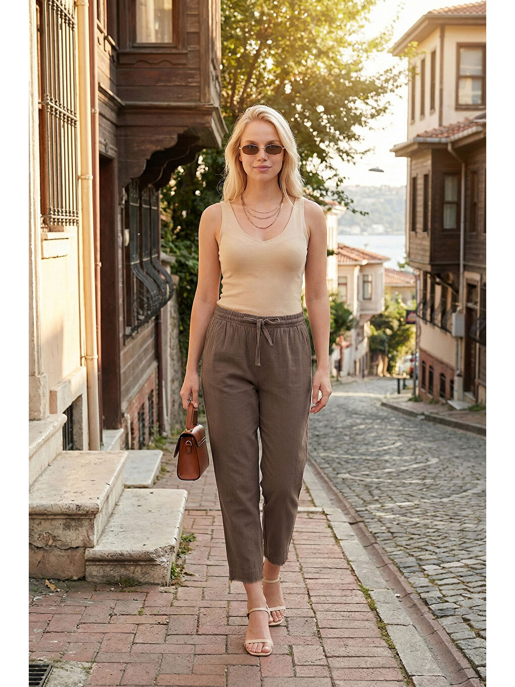 Kahverengi Pamuklu Normal Bel Regular Fit Düz Paça Kadın Pantolon 668YP42282S4-1