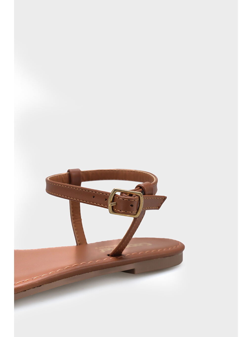 Kahverengi Celina Tek Bantlı Metal Aksesuarlı Bilekten Bantlı Düz Topuklu Yuvarlak Burunlu Kadın Sandalet-2