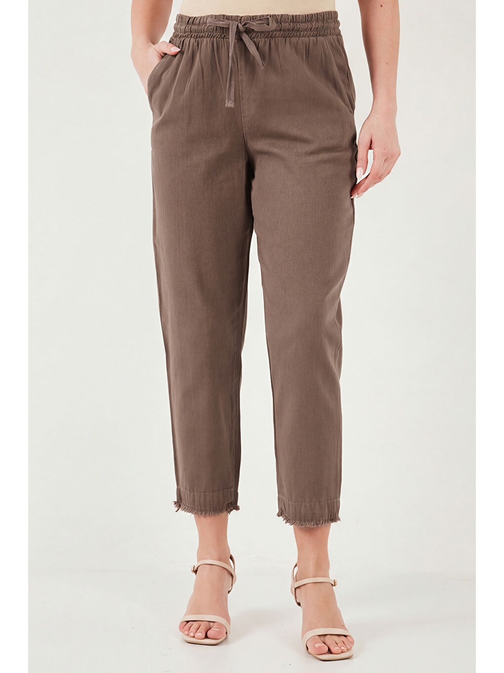 Kahverengi Pamuklu Normal Bel Regular Fit Düz Paça Kadın Pantolon 668YP42282S4-3