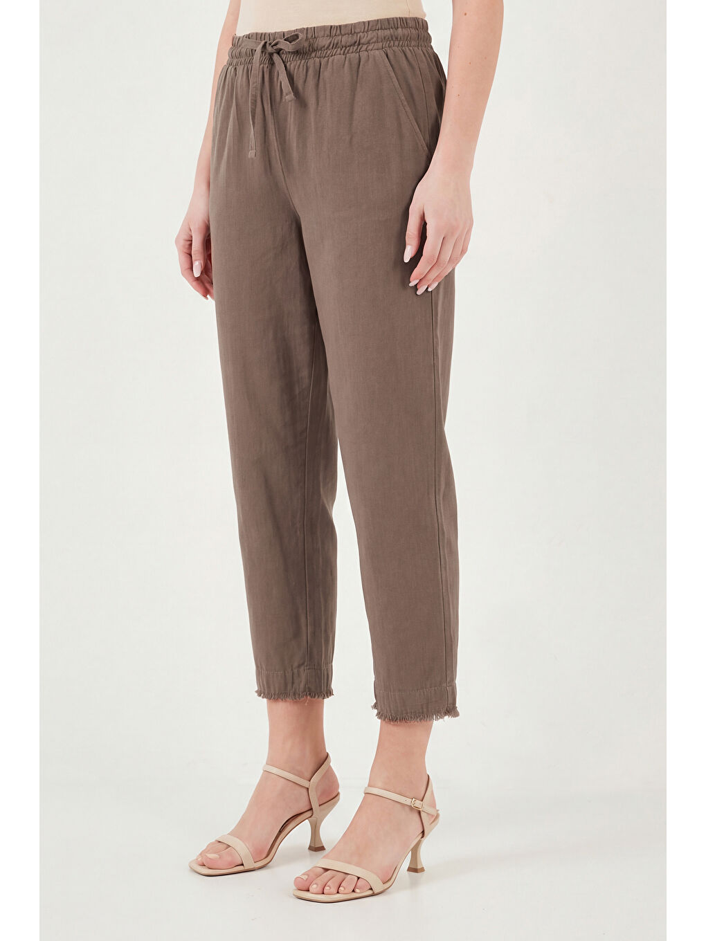 Kahverengi Pamuklu Normal Bel Regular Fit Düz Paça Kadın Pantolon 668YP42282S4-4