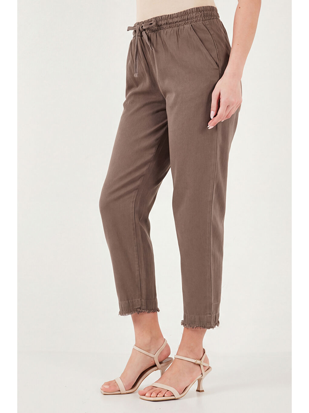 Kahverengi Pamuklu Normal Bel Regular Fit Düz Paça Kadın Pantolon 668YP42282S4-5