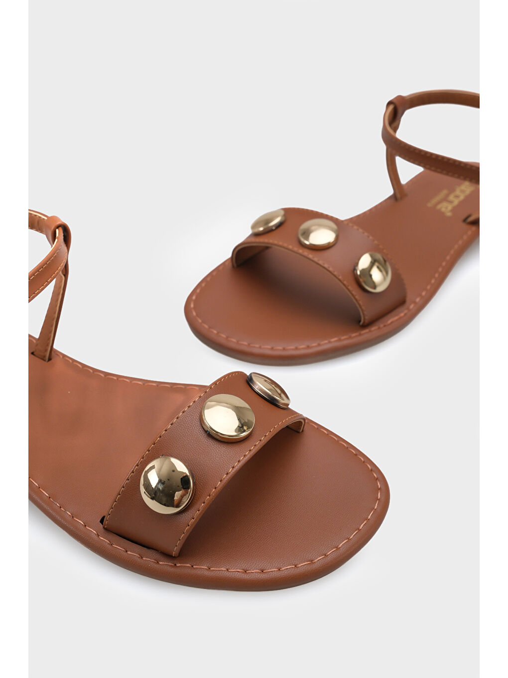 Kahverengi Celina Tek Bantlı Metal Aksesuarlı Bilekten Bantlı Düz Topuklu Yuvarlak Burunlu Kadın Sandalet-4