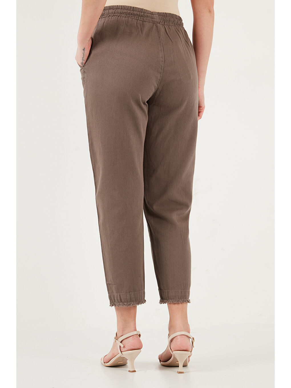 Kahverengi Pamuklu Normal Bel Regular Fit Düz Paça Kadın Pantolon 668YP42282S4-6