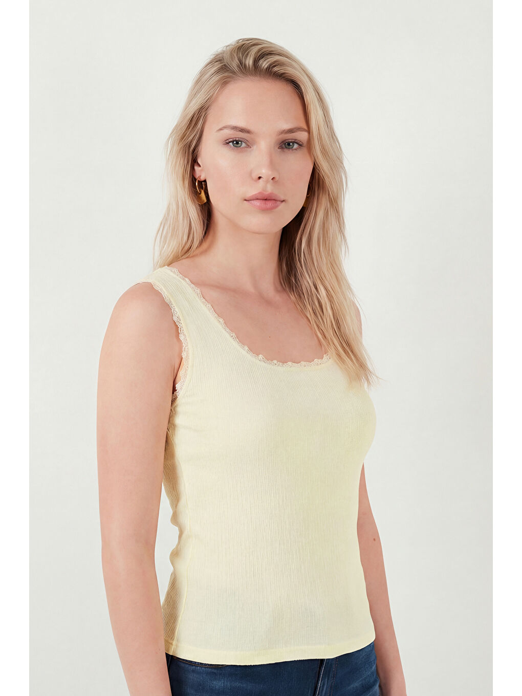 Sarı Slim Fit Kalın Askılı Dantelli Kare Yaka Bürümcük Kadın Atlet 5864979-1