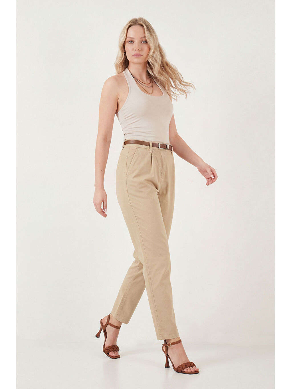 Gri Streç Pamuklu Regular Fit Yüksek Bel Düz Kısa Paça Kemerli Kadın Pantolon 668YP5335-1