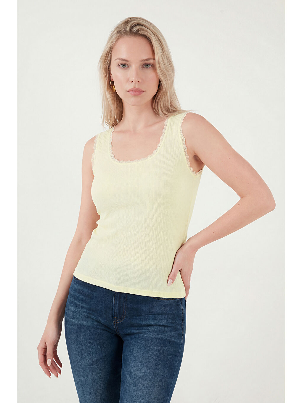 Sarı Slim Fit Kalın Askılı Dantelli Kare Yaka Bürümcük Kadın Atlet 5864979-2