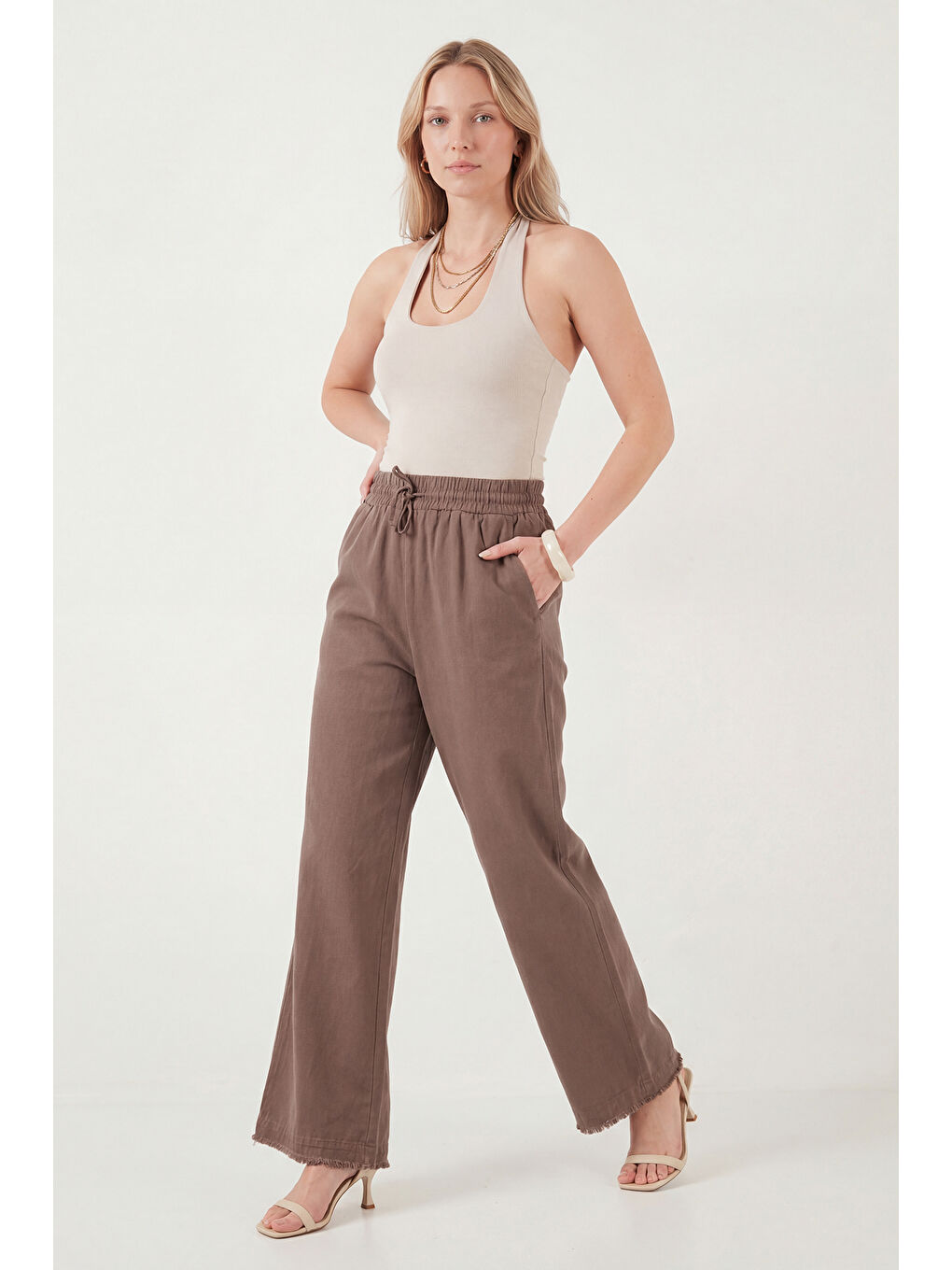 Kahverengi Pamuklu Belden Bağlamalı Yüksek Bel Geniş Paça Cepli Regular Fit Kadın Pantolon 668YP4760-1