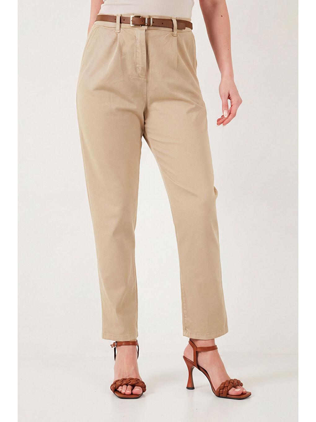 Gri Streç Pamuklu Regular Fit Yüksek Bel Düz Kısa Paça Kemerli Kadın Pantolon 668YP5335-3