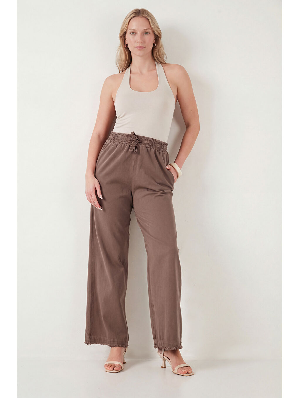 Kahverengi Pamuklu Belden Bağlamalı Yüksek Bel Geniş Paça Cepli Regular Fit Kadın Pantolon 668YP4760-2
