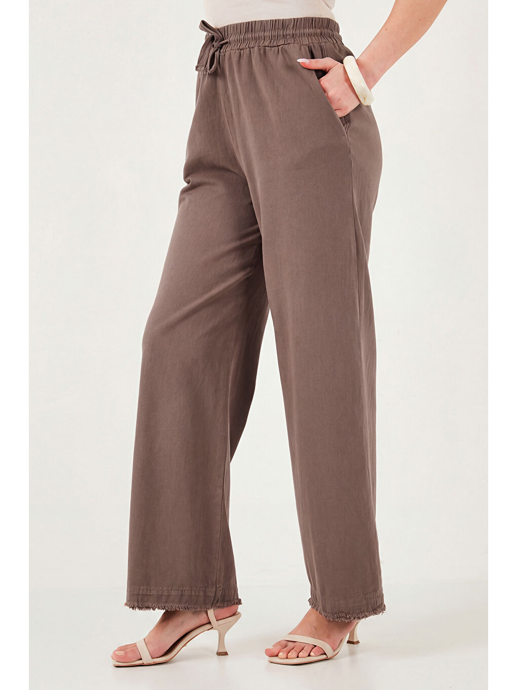 Kahverengi Pamuklu Belden Bağlamalı Yüksek Bel Geniş Paça Cepli Regular Fit Kadın Pantolon 668YP4760-4