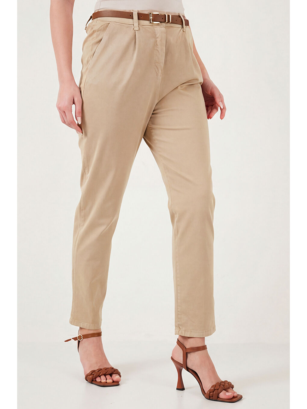 Gri Streç Pamuklu Regular Fit Yüksek Bel Düz Kısa Paça Kemerli Kadın Pantolon 668YP5335-4