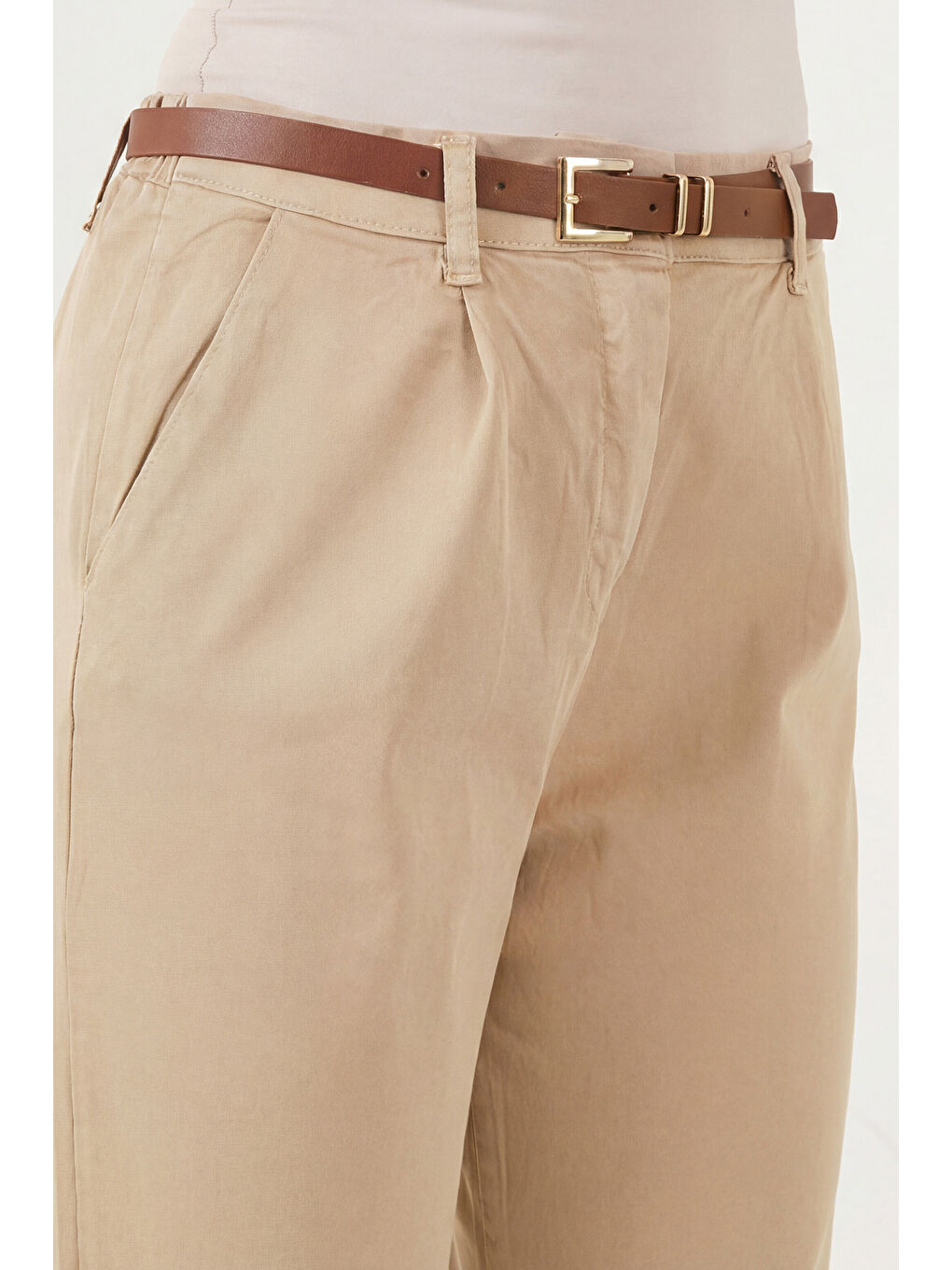 Gri Streç Pamuklu Regular Fit Yüksek Bel Düz Kısa Paça Kemerli Kadın Pantolon 668YP5335-5