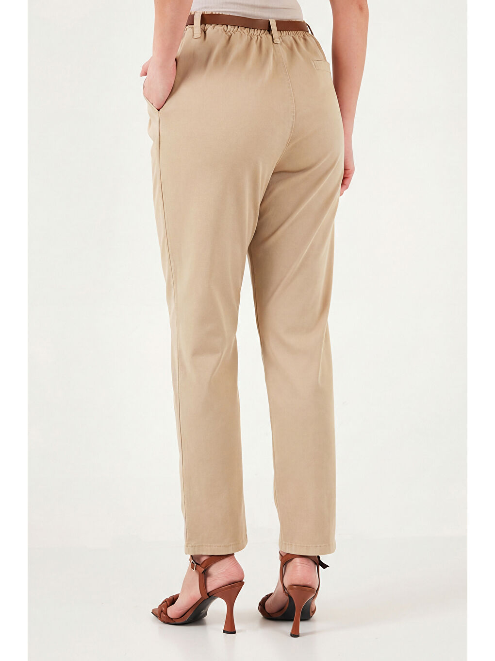 Gri Streç Pamuklu Regular Fit Yüksek Bel Düz Kısa Paça Kemerli Kadın Pantolon 668YP5335-6