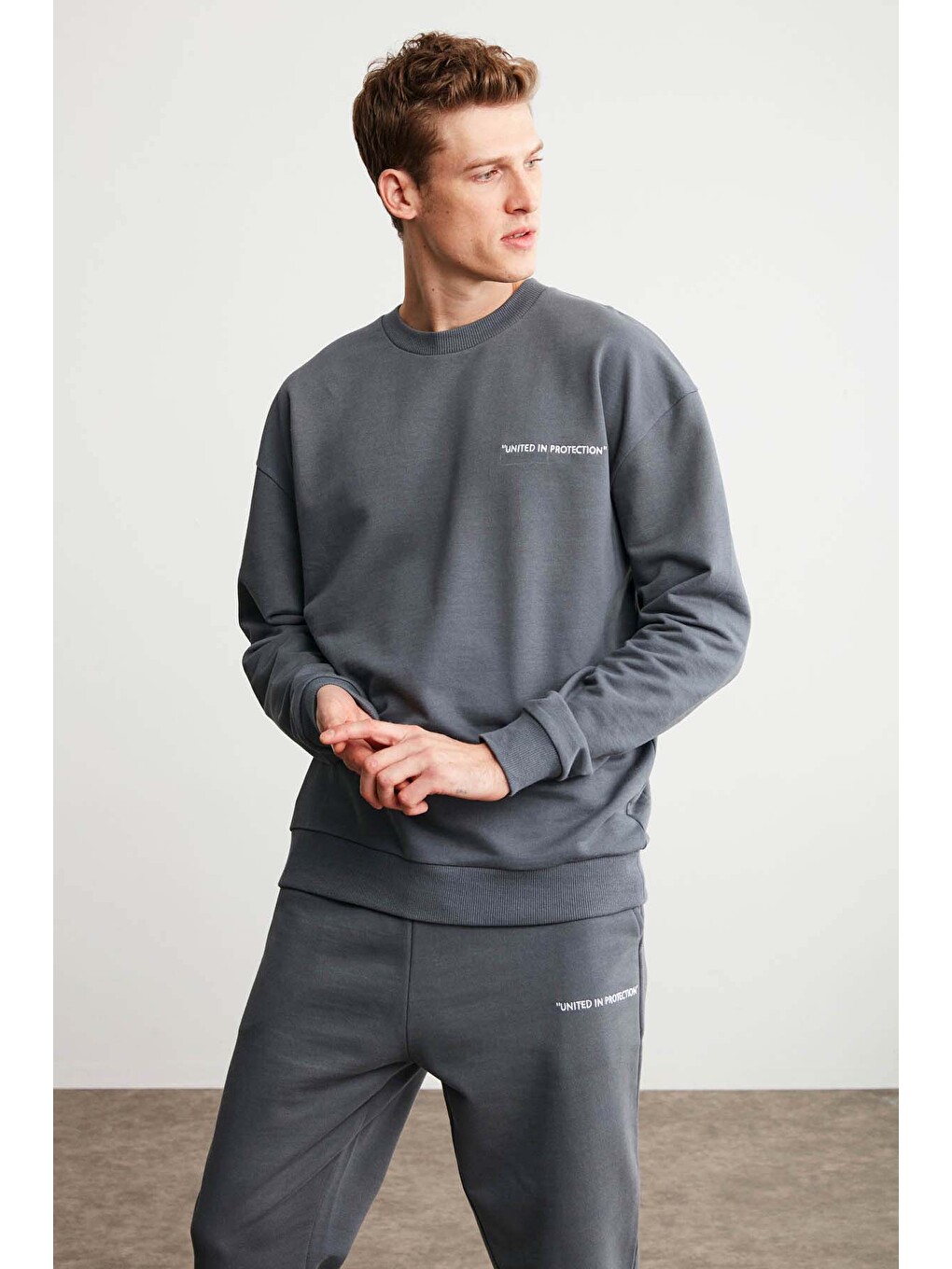 Raırok Erkek İçi Polarlı Comfort Bej Oversize Nakışlı Koyu Gri Sweatshirt