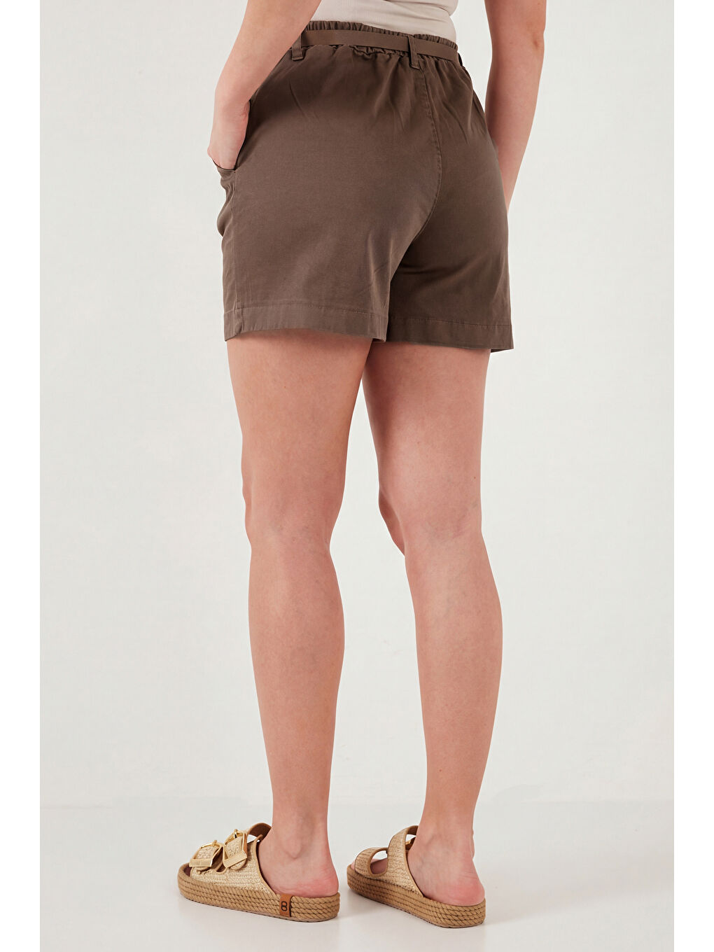 Kahverengi Kemer Detaylı Relaxed Fit Yüksek Bel Pamuklu Kadın Şort 668YP5448-6