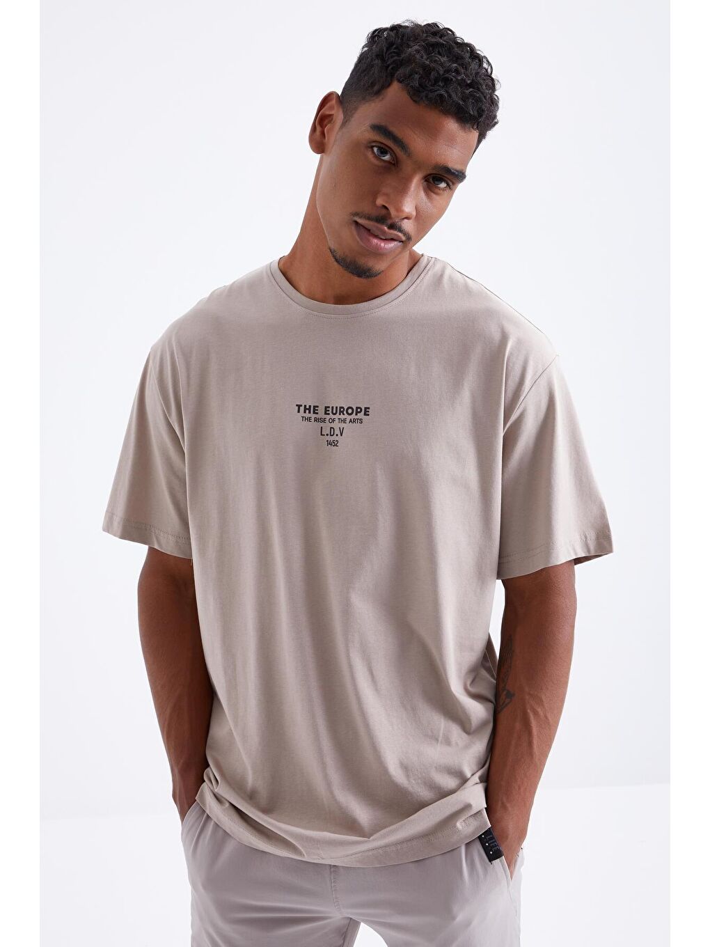 Koyu Bej Sırt Baskılı O Yaka Erkek Oversize Tişört - 88091-1