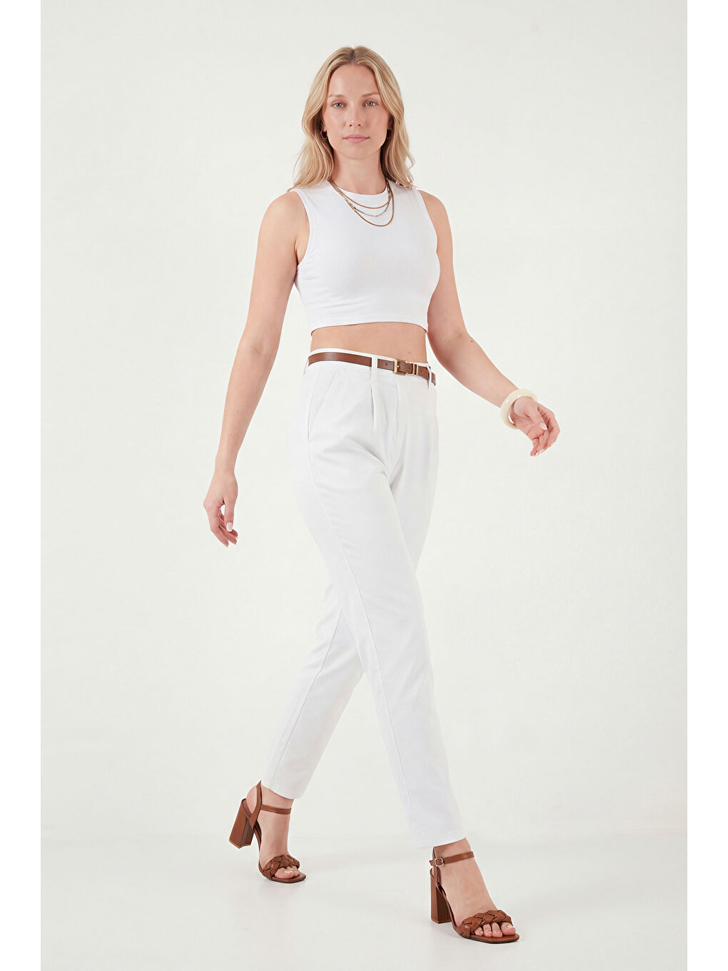 Beyaz Streç Pamuklu Regular Fit Yüksek Bel Düz Kısa Paça Kemerli Kadın Pantolon 668YP5335-1