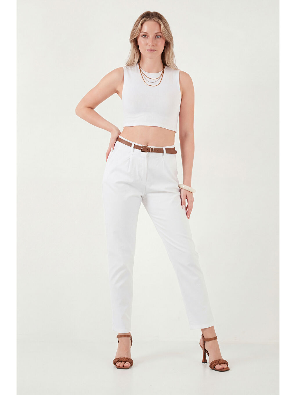 Beyaz Streç Pamuklu Regular Fit Yüksek Bel Düz Kısa Paça Kemerli Kadın Pantolon 668YP5335-2