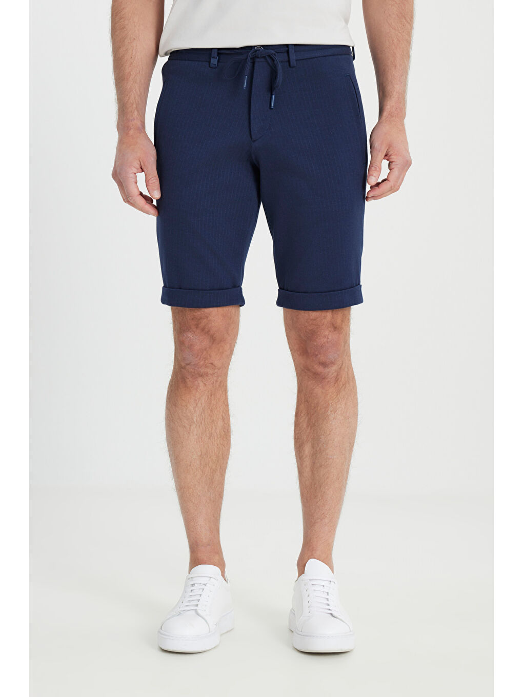 Erkek Lacivert Pamuklu Slim Fit Dar Kesim Beli Bağlamalı Yan Cepli Çizgili Şort