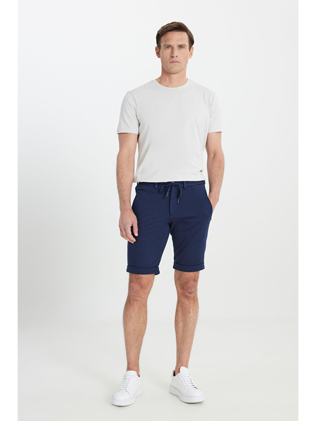 Erkek Lacivert Pamuklu Slim Fit Dar Kesim Beli Bağlamalı Yan Cepli Çizgili Şort-1