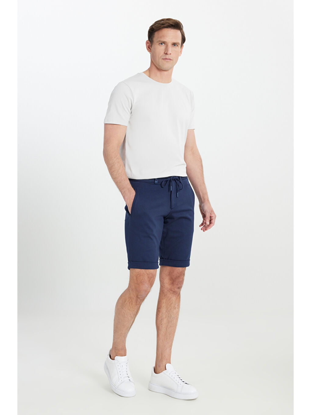 Erkek Lacivert Pamuklu Slim Fit Dar Kesim Beli Bağlamalı Yan Cepli Çizgili Şort-2